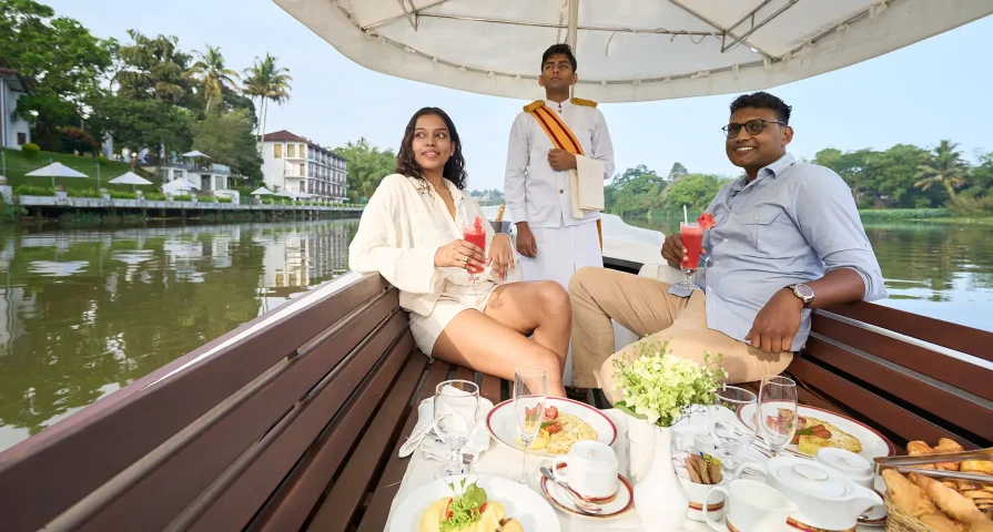 Dining-on-the-Boat-f-img